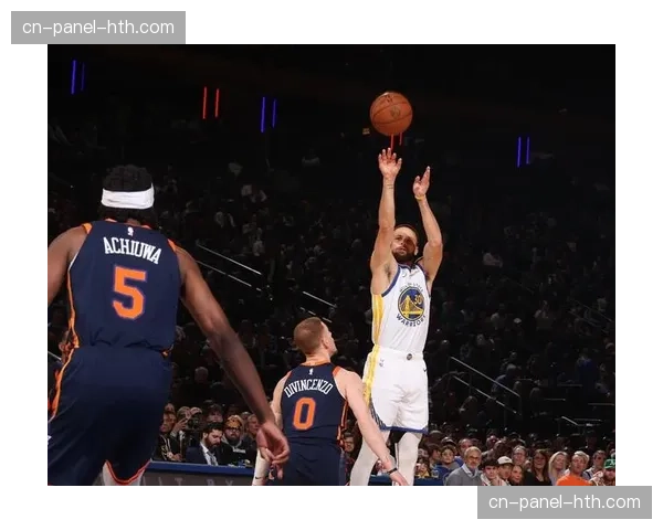 镜头捕捉:库里中场休息时加练超远三分,五投四中 镜头捕捉:库里中场休息时加练超远三分,五投四中